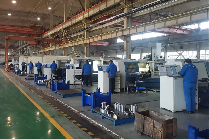 3、機加工車間數(shù)控車床班組全體員工早早進入工作狀態(tài).jpg
